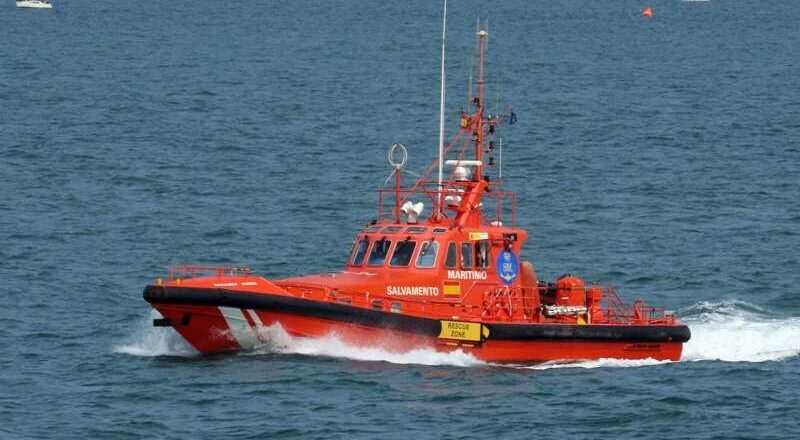 Búsqueda de los tres tripulantes de una embarcación en la costa desactivada con aviso a navegantes