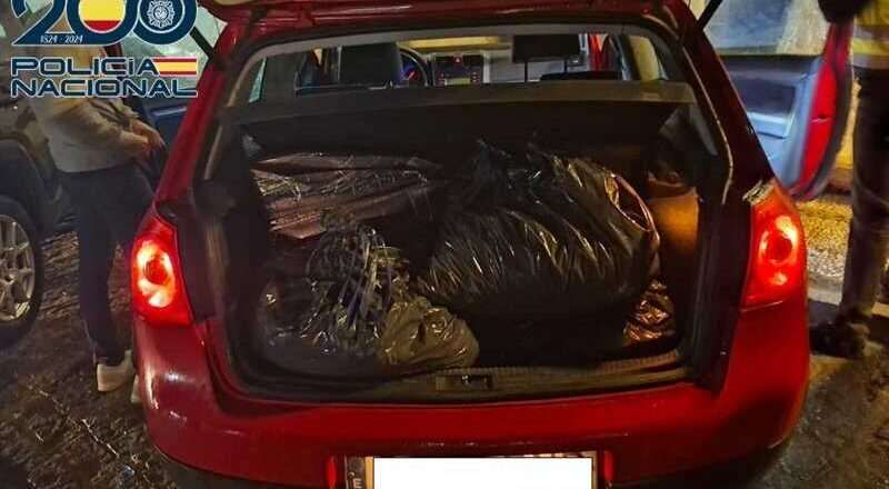 Cinco arrestados con diez kilos de cogollos de marihuana en un vehículo