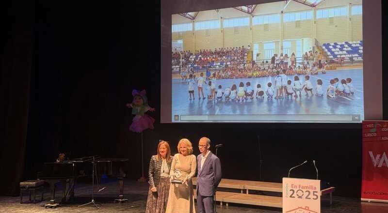 Diputación de Almería recibe el galardón como Institución Colaboradora en los Premios en Familia 2025