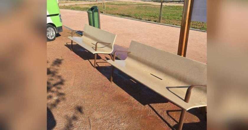 El Ayuntamiento de Córdoba realiza la limpieza de los bancos en el nuevo Parque Princesa de Asturias
