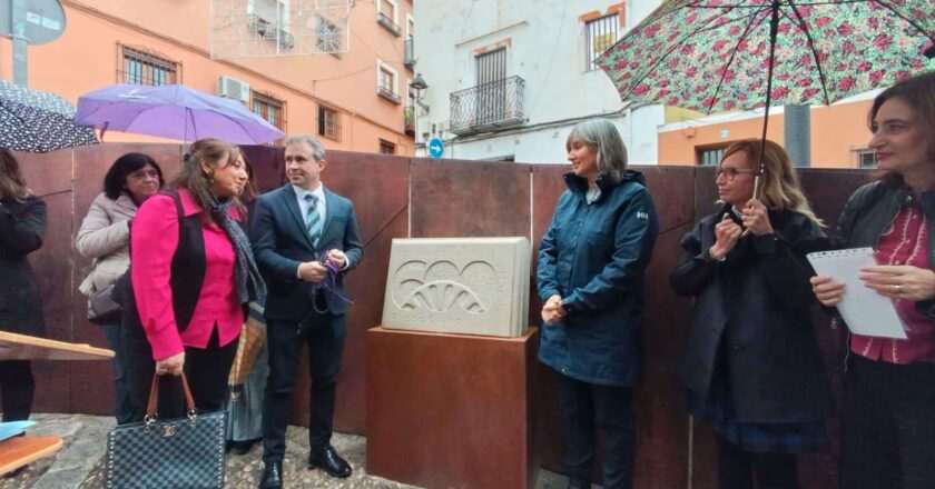 El Ayuntamiento instala un hito en la plaza Santa Luisa de Marillac en homenaje al pueblo gitano