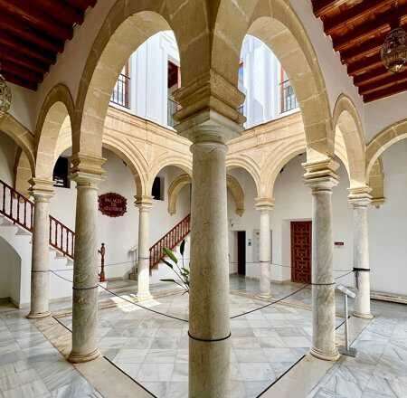 Feria del Libro de El Puerto mueve sus actividades al Palacio de Araníbar debido al mal tiempo