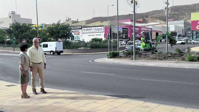 Huércal de Almería embellece una glorieta en la N-340a antes de comenzar la segunda fase del desdoblamiento