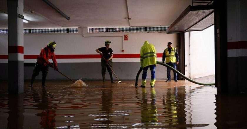 Incidentes en Córdoba tras la borrasca Claudia: garaje inundado en Huerta Santa Isabel y un pino caído en Trassierra