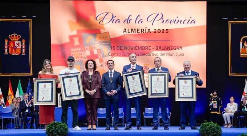 Juan y Medio destaca su orgullo por sus raíces almerienses al referirse a los legañosos y su distinción de los delincuentes