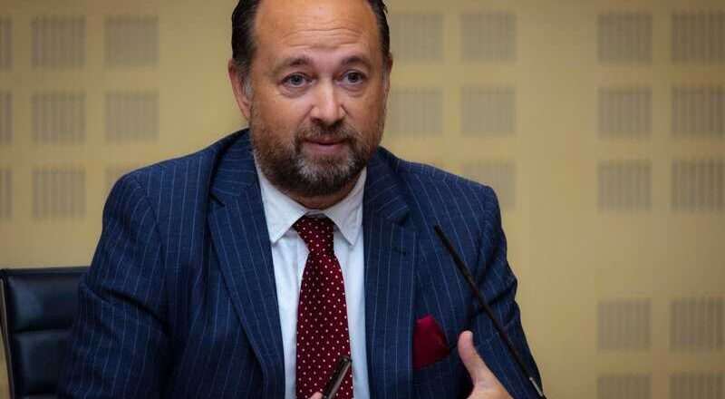 La Junta aplaude la revisión del contenido de los trabajos fin de grado por parte de los decanos de Derecho ante el uso de la IA