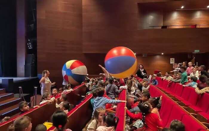 Más de 600 estudiantes de Vícar aprenden sobre igualdad mediante el teatro