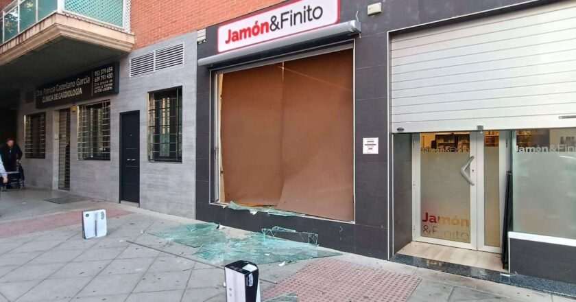 Sustraen 48 jamones en una tienda de ibéricos en Miguel Castillejo