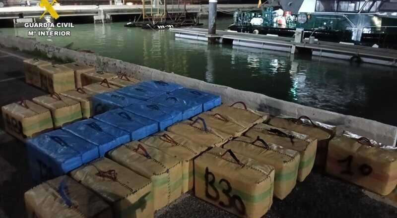 Detención de dos tripulantes con 1.050 kilos de hachís en el Caño de Sancti Petri en San Fernando