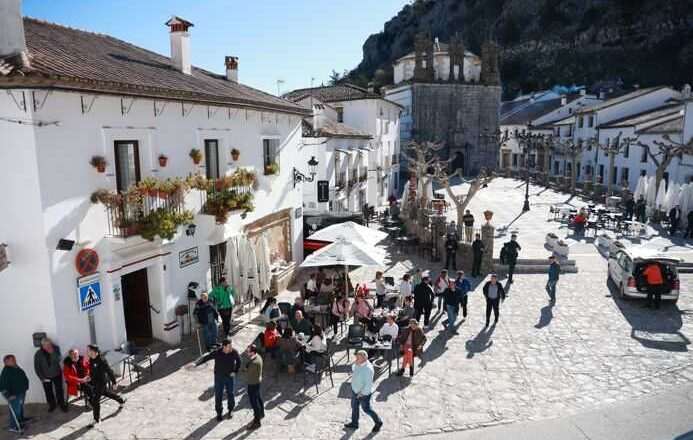 Grazalema se prepara para recibir visitantes un mes después del desalojo y espera reabrir senderos naturales