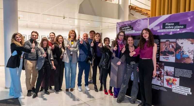 Caja Rural presenta la exposición ‘Del plano al violeta’ enfocada en la igualdad de género desde la perspectiva infantil
