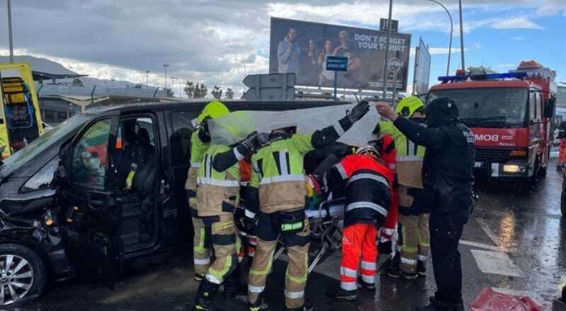 Cinco heridos en un accidente con múltiples vehículos en la capital