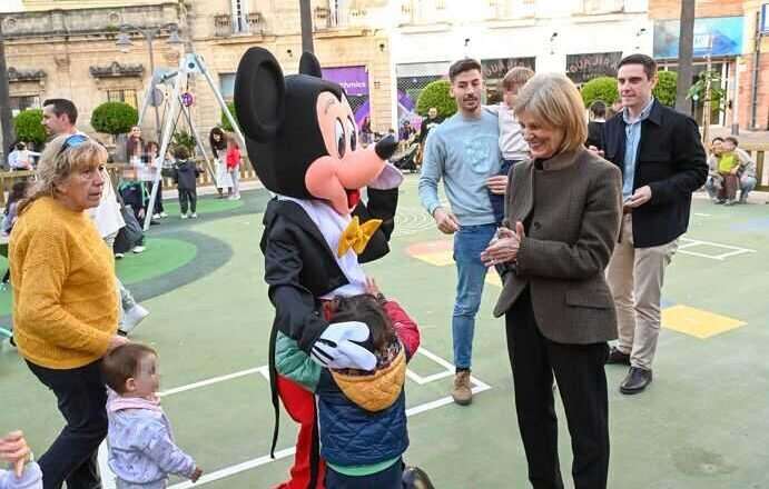 Se abre al público el nuevo parque infantil de la plaza del Progreso en Jerez tras concluir las obras