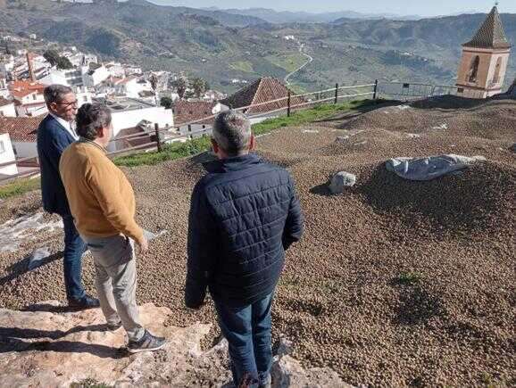 Junta apoya la instalación de una pasarela en el Castillo de Casarabonela para realzar sus restos arqueológicos