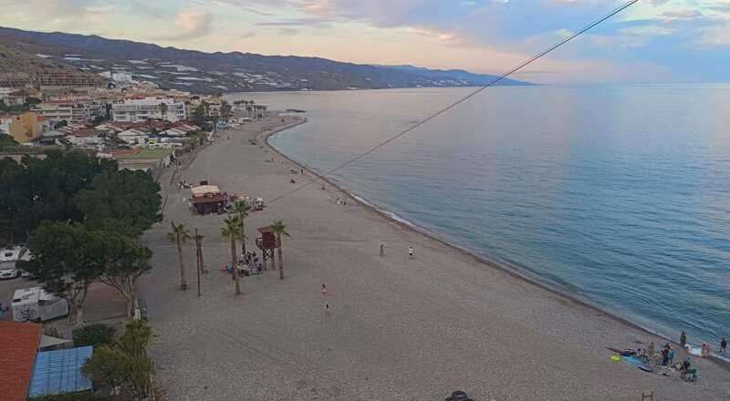 Hallan tres cuerpos en el mar después de que una patera con 17 personas desembarcara en la costa