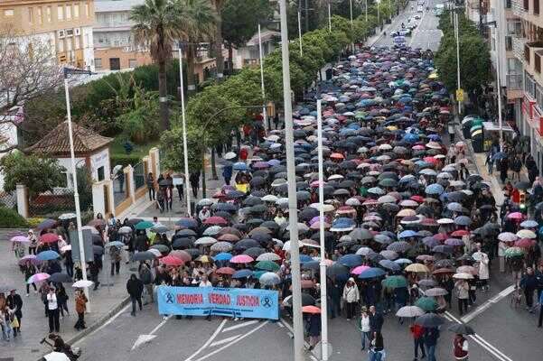 Víctimas de Adamuz se manifiestan en Huelva bajo la lluvia para exigir justicia