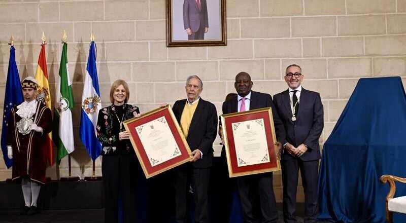 Jerez rinde homenaje a los doctores Ángel León y Eddy Jean Paul con el título de Hijos Adoptivos