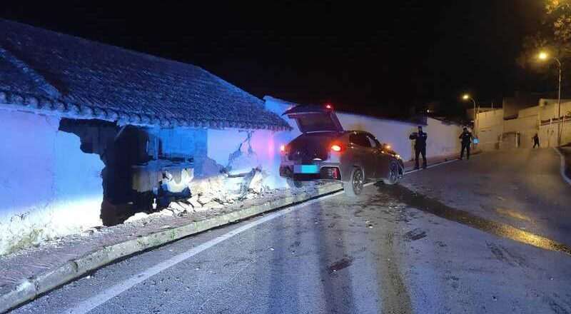 Accidente en Alomartes: coche invade carril contrario y choca contra una vivienda