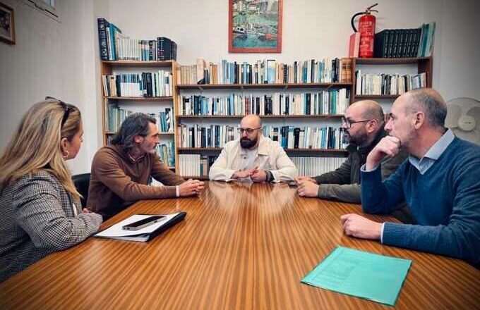 Alcalde de El Puerto se reúne con la junta vecinal de Valdelagrana para impulsar mejoras en el barrio