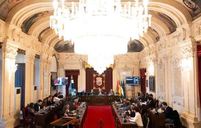Debate en el pleno sobre el AVE directo Málaga-Madrid, la sanidad y la situación de las familias de avenida Europa 15