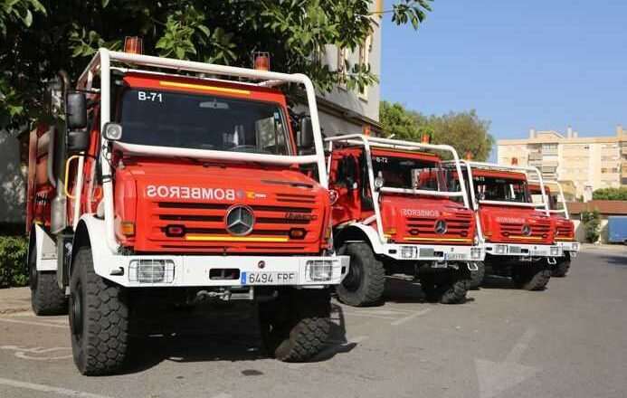 Tres grupos de bomberos forestales se movilizan en Aroche por un incendio durante el Domingo de Ramos