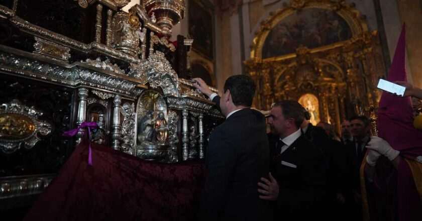 Moreno destaca un Lunes Santo con postales únicas en Andalucía tras la levantá al Señor de Granada