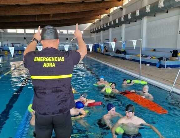 Inician las prácticas de socorrismo en la Piscina de Adra con cerca de veinte alumnos
