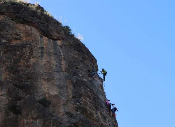 Rescate de una mujer atrapada en una tirolina de la Vía Ferrata de Güéjar Sierra