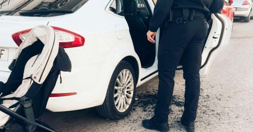 Policía Local rescata a una menor atrapada en un vehículo por descuido