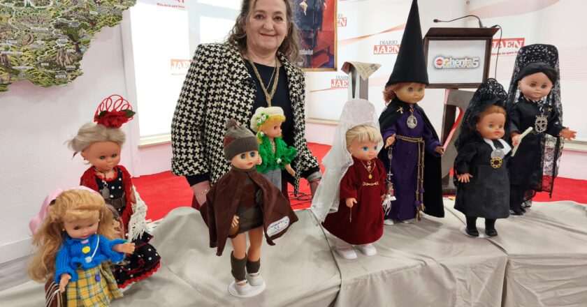 Inauguración de la exposición de muñecas de la artista Conchi Robles por el 85 aniversario de Diario JAÉN