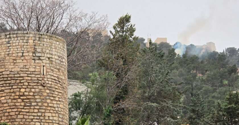 Causas del humo en las faldas del Castillo de Santa Catalina recientemente