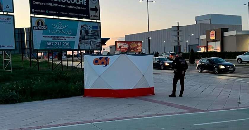 Trágico accidente en el cruce de Carretera de Madrid y Ronda de Marroquíes deja una persona fallecida
