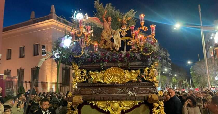 La Oración en el Huerto y María de los Desamparados iluminan la noche