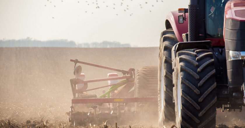 Trágico accidente: un fallecido al volcar un tractor en Lucena, Córdoba