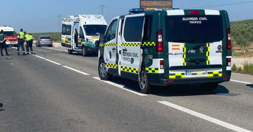Accidente frontal entre dos vehículos en Villamartín deja un fallecido y dos heridos
