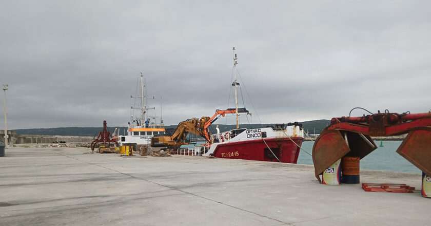 Dragado de emergencia en el puerto de Barbate tras las borrascas