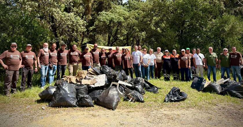 Voluntarios se unen para limpiar el Parque Natural La Breña y Marismas del Barbate