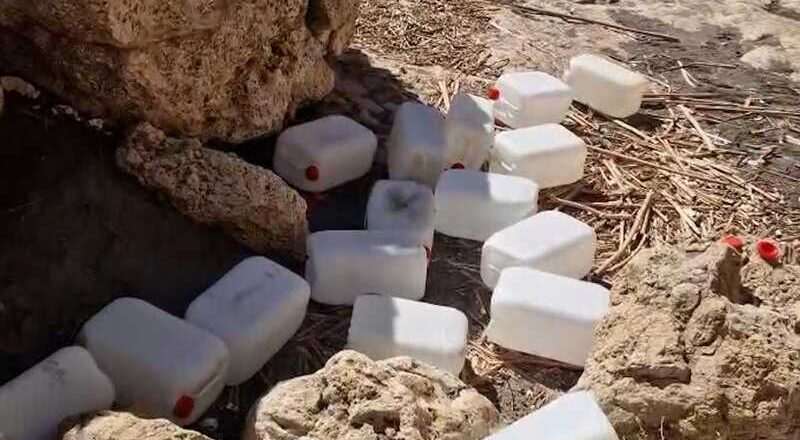 Garrafas abandonadas del ‘petaqueo’ afectan la imagen del Parque Natural de Cabo de Gata-Níjar