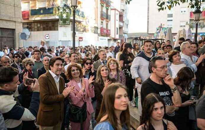 Montero se une a las hermandades de La Victoria y La Esperanza durante el Miércoles Santo en la capital