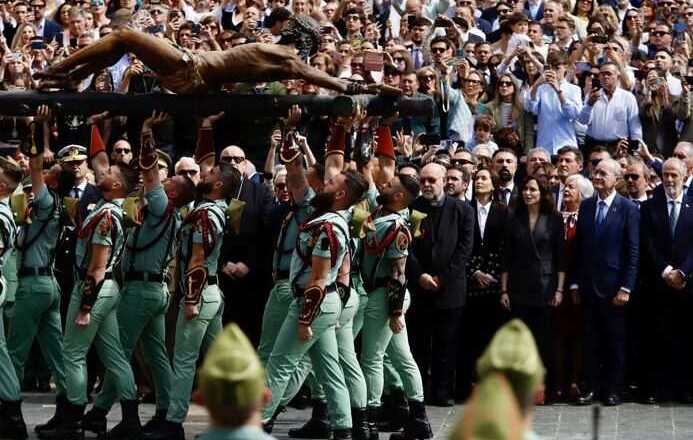 Málaga y los legionarios participan en el traslado del Cristo de la Buena Muerte a su casa hermandad