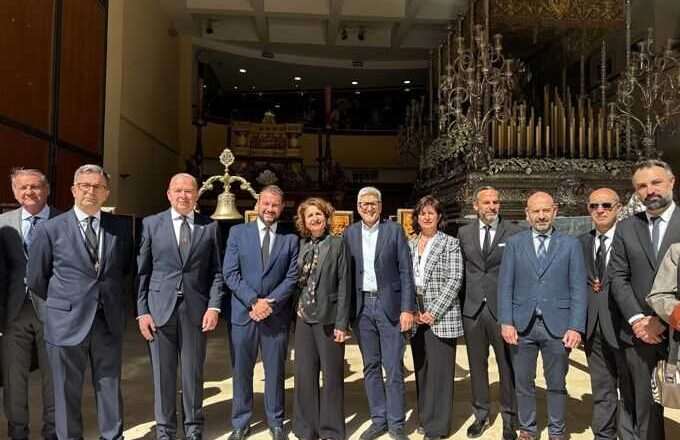 Montero se reúne con las cofradías que procesionan en este Viernes Santo
