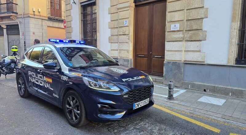 Empleado arrestado por comercializar ilegalmente productos de su empresa