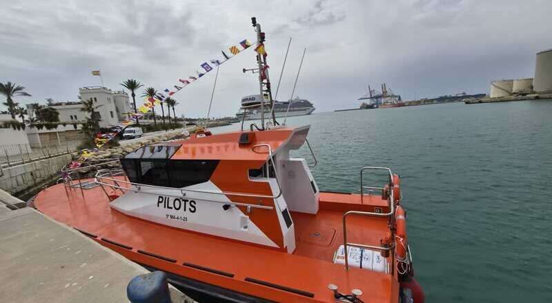 La Corporación de Prácticos del Puerto de Málaga lanza su nueva embarcación