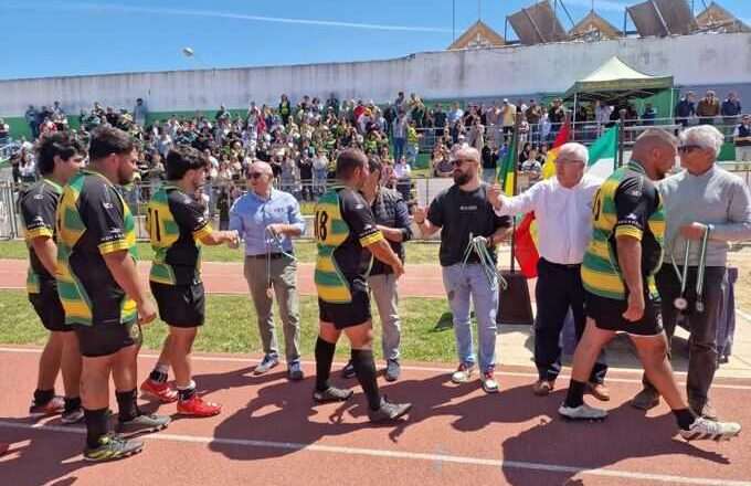 El alcalde de El Puerto entrega medallas y Copa de la final de la Liga Autonómica de Rugby