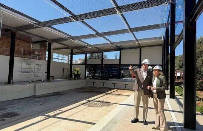 El cerramiento integral de la piscina de Las Chapas en Marbella se acerca a su finalización