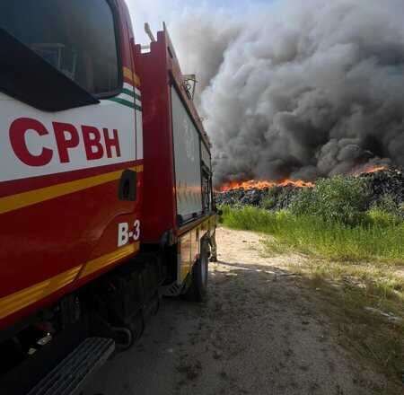 Incendio en la planta de reciclaje de Almonte extinguido, con impacto en una zona forestal mínima