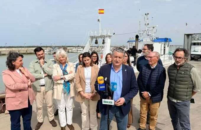 Sanz reafirma el compromiso de invertir ocho millones en la ampliación del puerto de Sanlúcar
