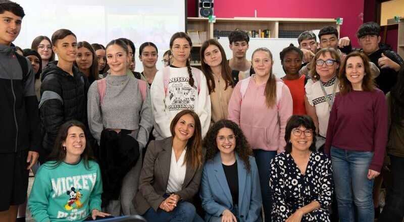 Cristina López alerta sobre la «pandemia» de noticias falsas entre estudiantes y promueve el pensamiento crítico