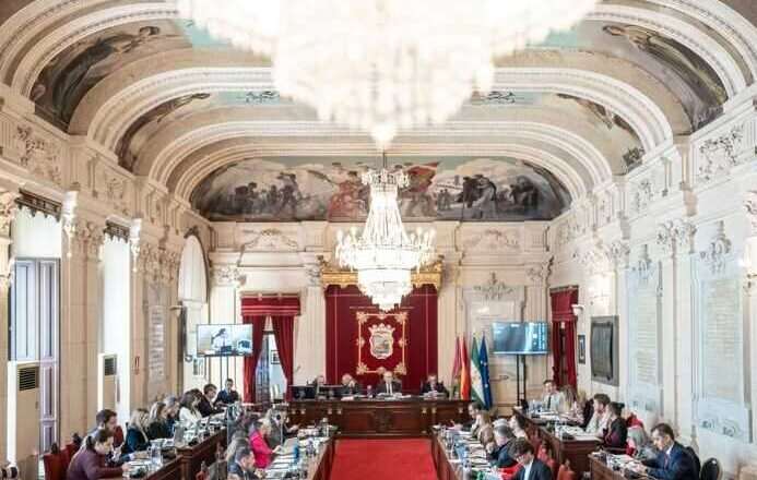 Debate en el pleno del Ayuntamiento de Málaga sobre tasa turística, vivienda y un estudio sobre el sinhogarismo