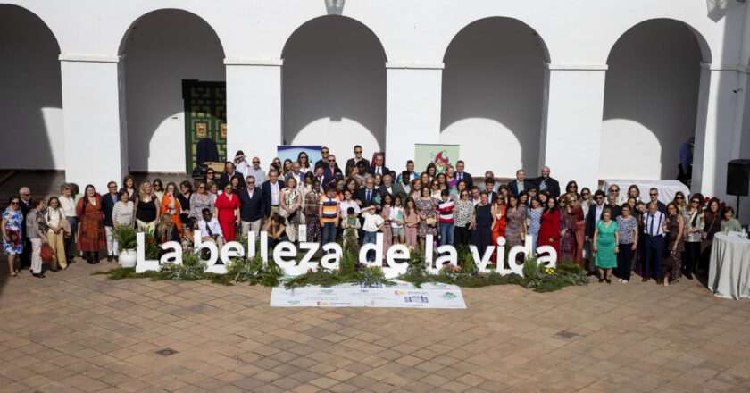 Salvador Fuentes es reconocido con el galardón Puerta Verde en la II Gala Benéfica ‘La belleza de la vida’ de la parroquia de Santa Luisa de Marillac
